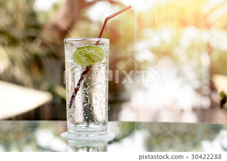 Glass of fresh sparkling mineral water and a lime 30422288