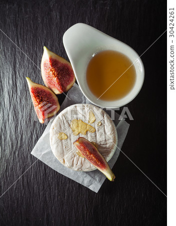 Brie with Figs 30424261