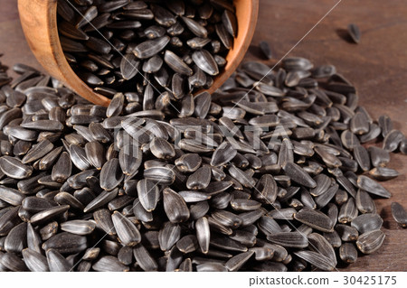 Black sunflower seeds in a bowl 30425175