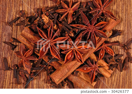 Star anise, cinnamon sticks and cloves Star anise, cinnamon sticks and cloves 30426377