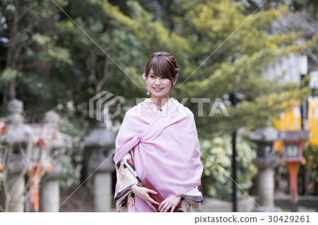 A young woman with a Japanese umbrella with a Japanese umbrella in a kimono strolling around the precincts of Yasaka Shrine in Gion Town Higashiyama Ward, Kyoto Prefecture A young woman with a Japanese umbrella with a Japanese umbrella in a kimono strolling around the precincts of Yasaka Shrine in Gion Town Higashiyama Ward, Kyoto Prefecture 30429261
