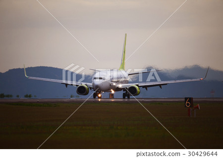 飛機降落黃昏 30429644