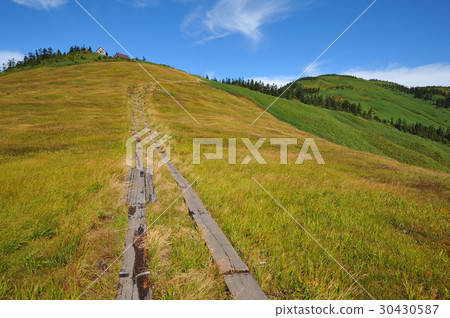 草秋葉和村莊小屋Aizu Komagatake 30430587