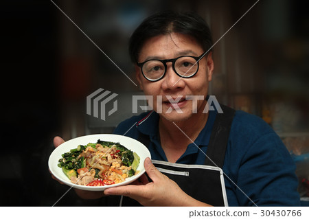 Fried big noodle with chicken and vegetables. 30430766