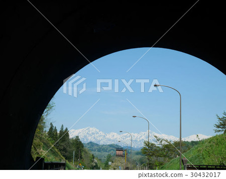 白馬山脈在隧道上空 白馬山脈在隧道上空 30432017