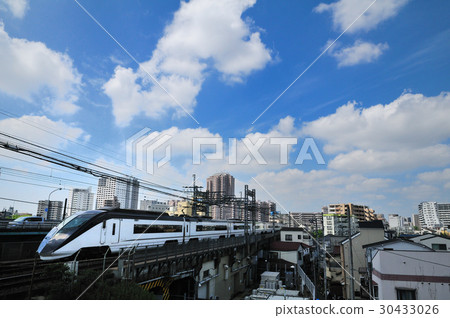 Keosei skyliner running under the blue sky and white clouds 30433026