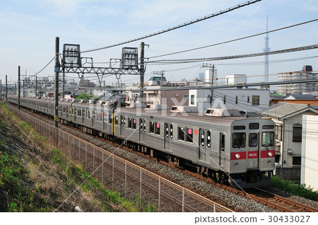 The Tokyu 8500 series train running in the downtown of Tokyo that wants the sky tree The Tokyu 8500 series train running in the downtown of Tokyo that wants the sky tree 30433027