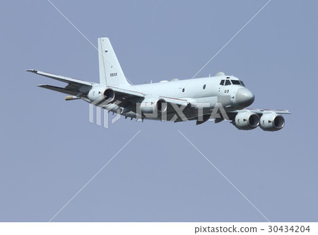 海上自衛隊的巡邏機在晴朗的天空中飛行P  -  1 30434204