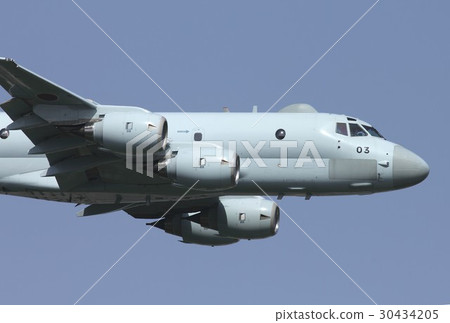 海上自衛隊的巡邏機在晴朗的天空中飛行P  -  1 30434205