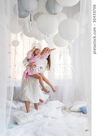 Woman and children on bed 30439706