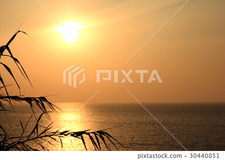 sun setting into the sea 30440851