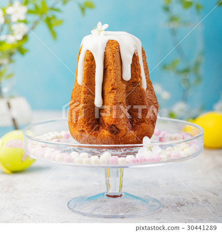 Traditional Easter cake with colored eggs, flowers 30441289