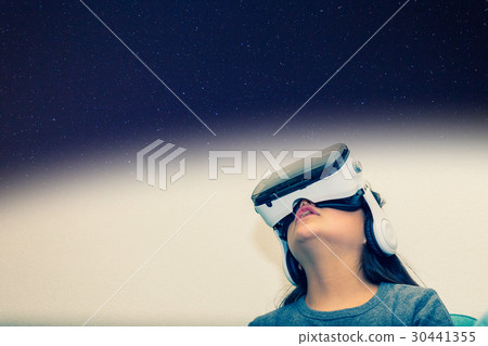 孩子在玩VR遊戲 孩子在玩VR遊戲 30441355