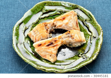 Grilled kettle, grilled octopus, grilled omelet. It is a grilled salt on the head of a fish (gill side). Grilled kettle, grilled octopus, grilled omelet. It is a grilled salt on the head of a fish (gill side). 30445181