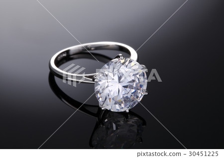 Diamond ring 30451225