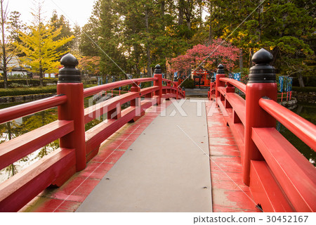 在Wakayama Kohara的Koyasan Fudo-do前面的池塘的紅色橋樑 30452167