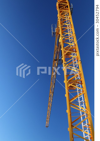 在藍天發光的建造場所起重機 在藍天發光的建造場所起重機 30452794