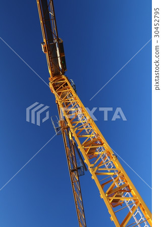 在藍天發光的建造場所起重機 在藍天發光的建造場所起重機 30452795