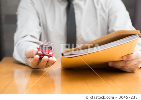 Men prepared the car loan application Men prepared the car loan application 30457233
