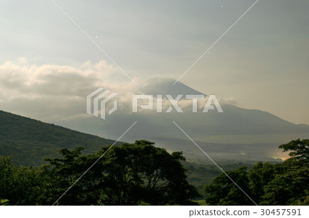 富士山在月光下 30457591