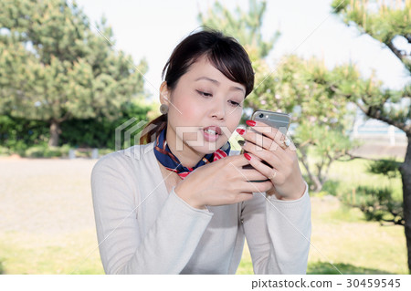 一名婦女的畫像有一個少婦的智能手機畫象的 30459545