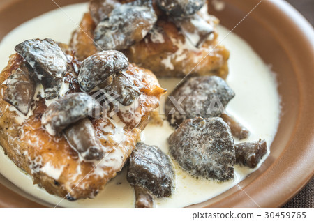Chicken with creamy mushroom sauce 30459765