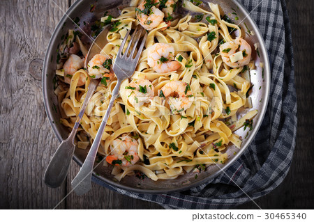 Pasta with shrimps  30465340