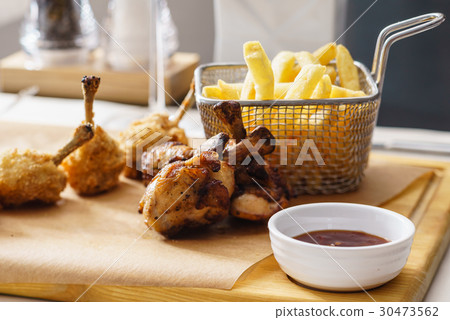 圖庫照片: chicken with french fries