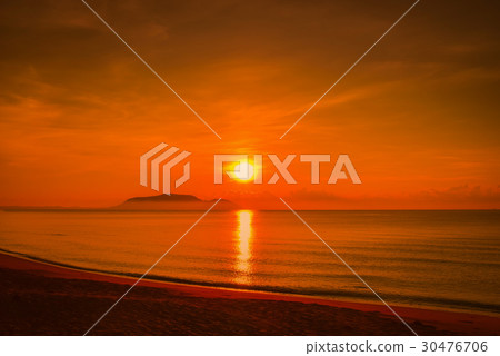 Landscapes of sunset on the beach 30476706