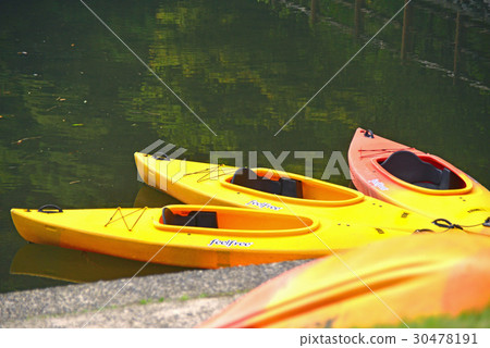 劃獨木舟在水面上 30478191