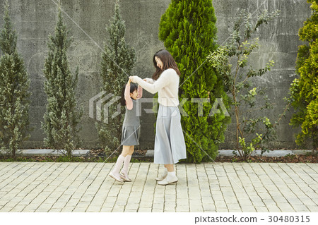 母親和女兒玩 母親和女兒玩 30480315