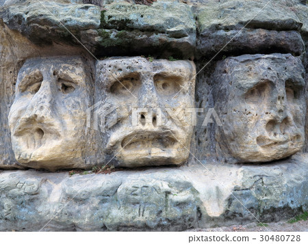 Bizarre Stone Heads - Rock Sculptures Bizarre Stone Heads - Rock Sculptures 30480728