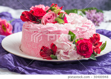 Pink cake with natural beautiful flowers 30480948