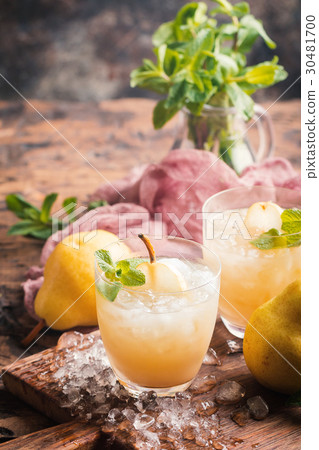 Pear Juice with fresh fruits 30481700