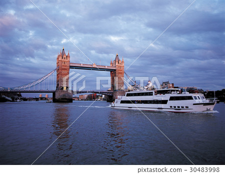 Tower Bridge, London, United Kingdom 30483998