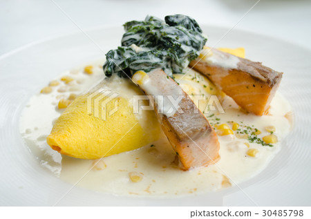 omlette with smoked salmon 30485798