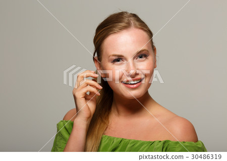 Young woman with open shoulders 30486319