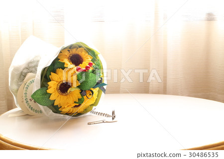 A sunflower bouquet 30486535