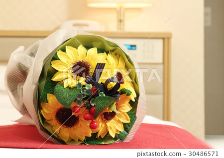 A sunflower bouquet and anniversary 30486571