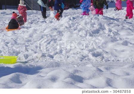 幼兒園的孩子們在雪地裡玩耍的雪地裡玩耍 30487858