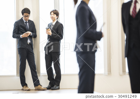 A Japanese woman talking to a foreign businessman 30491249