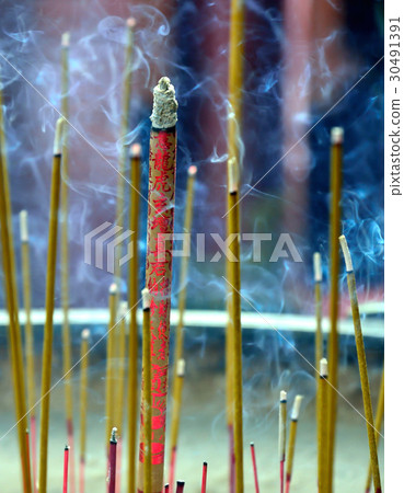 寺廟 廟宇 香 煙 廟裡 拜拜 燒香 香火 寺廟 廟宇 香 煙 廟裡 拜拜 燒香 香火 30491391