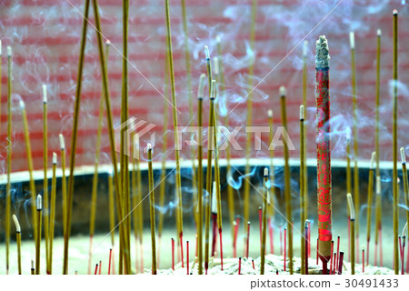 寺廟 廟宇 香 煙 廟裡 拜拜 燒香 香火 30491433