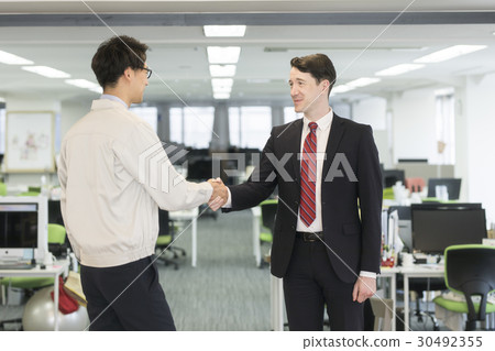 日本工程師與外國商人握手 日本工程師與外國商人握手 30492355