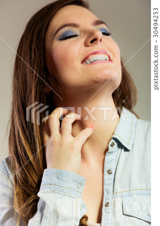 Woman scratching her neck 30494253