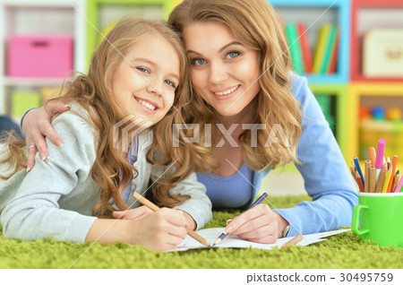 Mother and daughter draw  30495759
