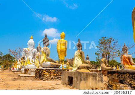 many amazing sculpture and architect in temple 30496317