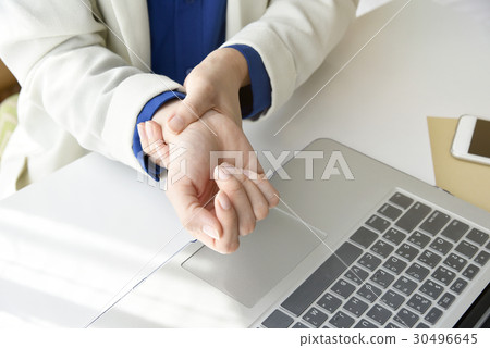 Office syndrome hand pain by occupational disease. 30496645