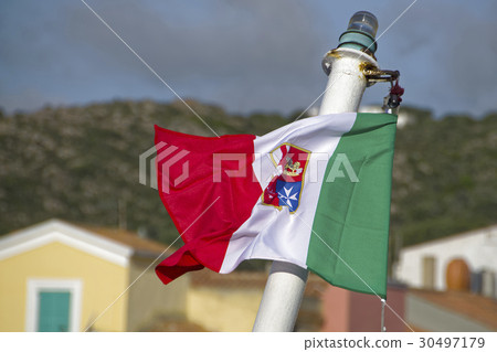 图库照片: the flag of the italian navy in the wind