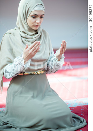 muslim woman praying in mosque 30499273